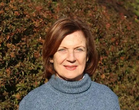 La professora de ioga Dona Holleman, d'uns 75 anys, amb jersei de coll alt blau